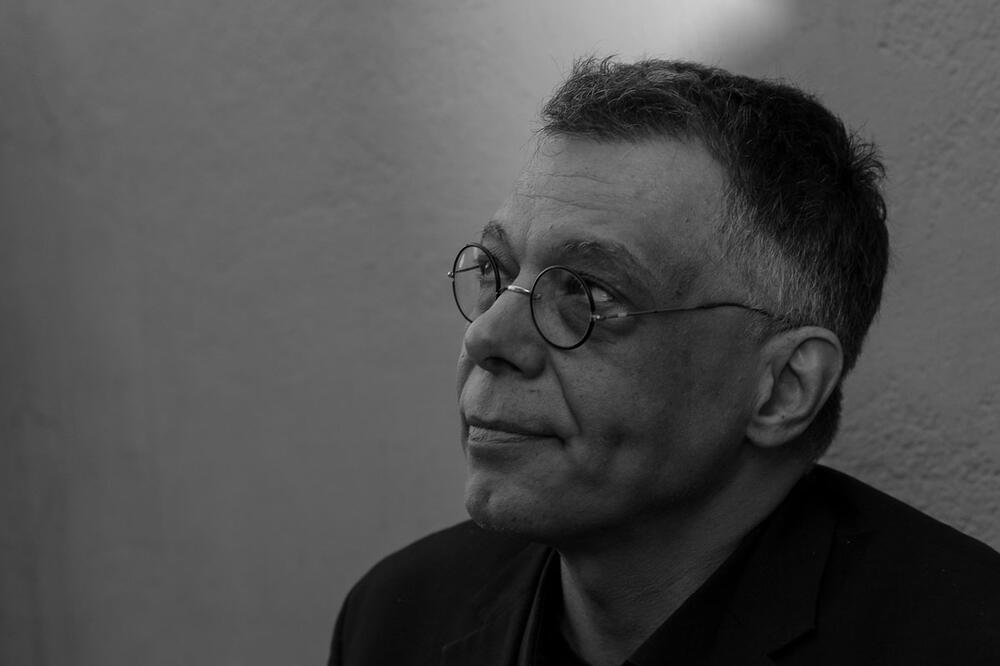 POČEO DA PIŠE TEK U ČETRDESETIM GODINAMA: Impresivna biografija Dejana Tiaga Stankovića, a jedan njegov roman je ušao u LEKTIRU!