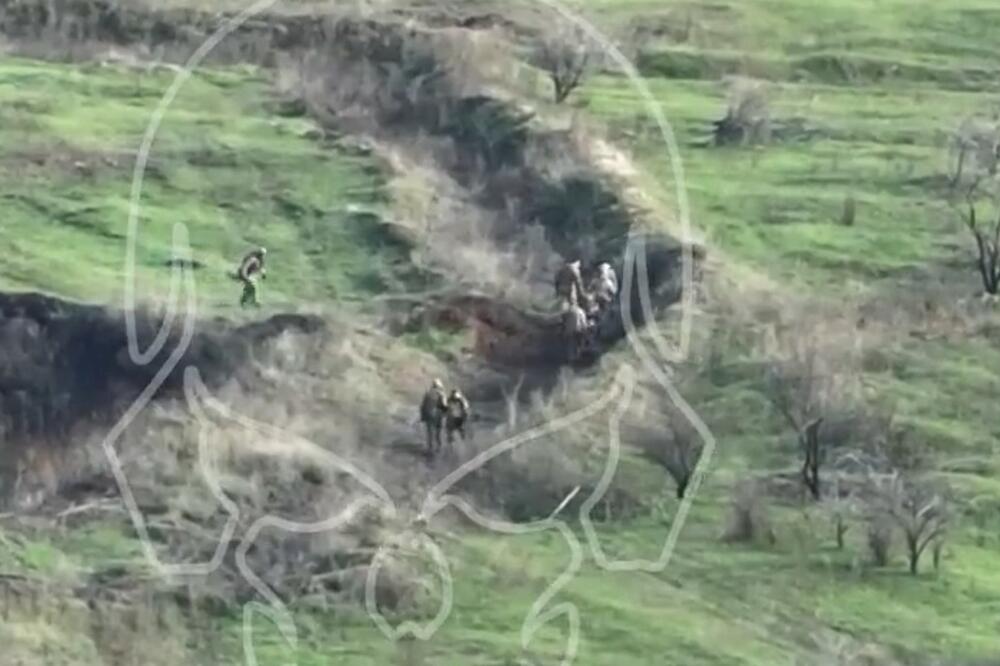 ŠOKANTAN SNIMAK IZ BAHMUTA: Grupa od 7 Vagnerovaca hoda rovom, onda ih raznosi ukrajinska granata UŽASNA SMRT (UZNEMIRUJUĆI VIDEO)