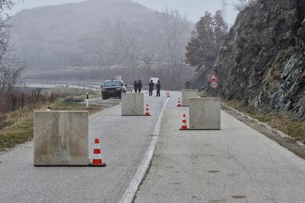 CIK-CAK PUTEM MITROVICA-LEPOSAVIĆ: Kosovska policija ponovo postavila betonske prepreke, dodatno ojačali kontejner