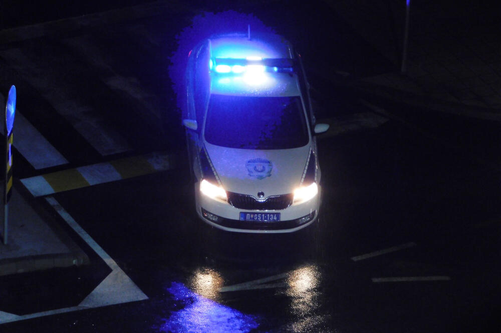 AUTOMOBIL POKOSIO PEŠAKA U UGRINOVCIMA: Hitno prevezen u bolnicu, saobraćaj obustavljen