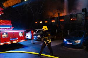 POŽAR U GARAŽI OD ZGRADE "GENEKSA": Vatrogasci na terenu, treći put izbio u poslednjih mesec dana (FOTO)