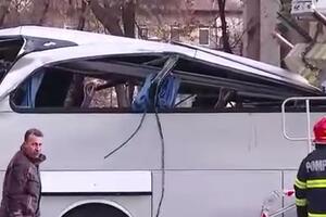 TEŠKA NESREĆA U RUMUNIJI: Autobus sa grčkim državljanima udario u stub, jedna osoba POGINULA, 22 putnika POVREĐENA (VIDEO)