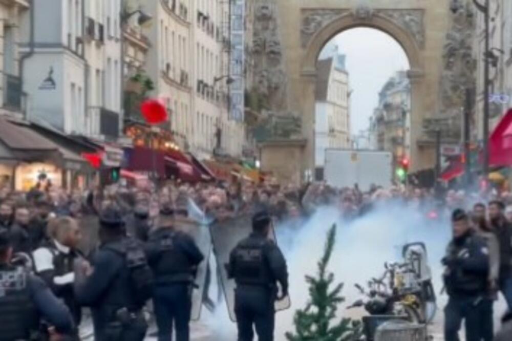 NEREDI U PARIZU POSLE TERORISTIČKOG NAPADA: Besni demonstranti napali policiju, ona uzvratila suzavcem (VIDEO)
