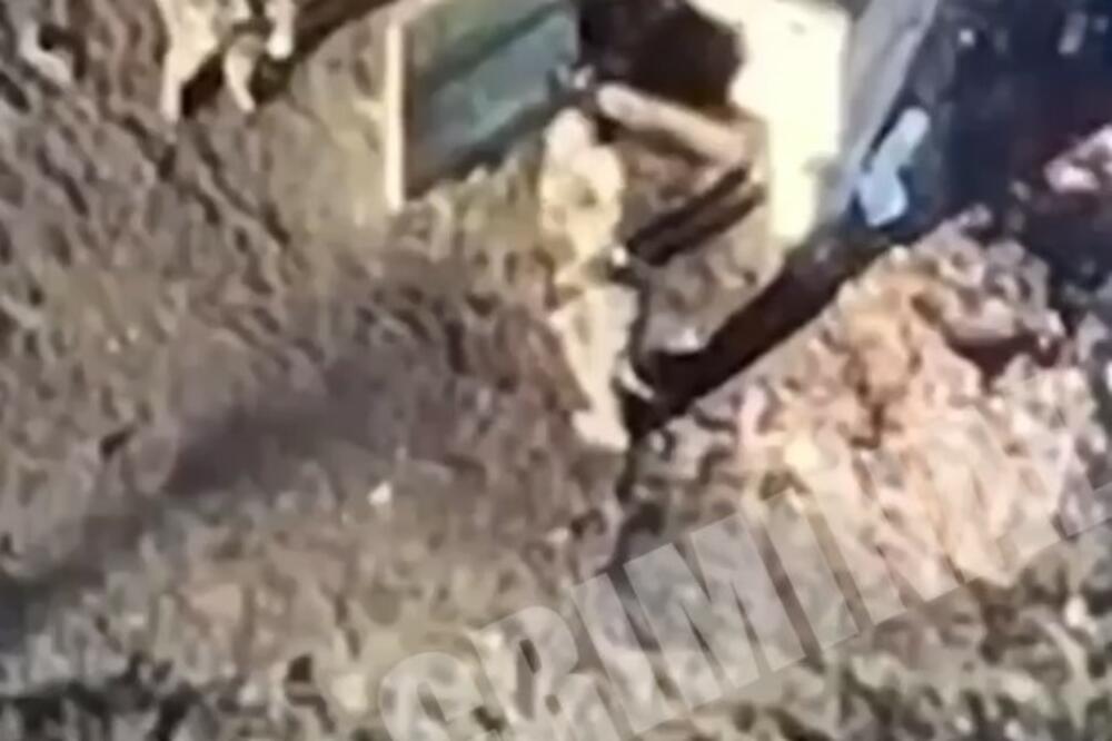 RUSKI DRON POGAĐA UKRAJINSKOG VOJNIKA Trojica su stajala pored vojnog vozila, nisu slutili DA SU NA NIŠANU (UZNEMIRUJUĆI VIDEO)