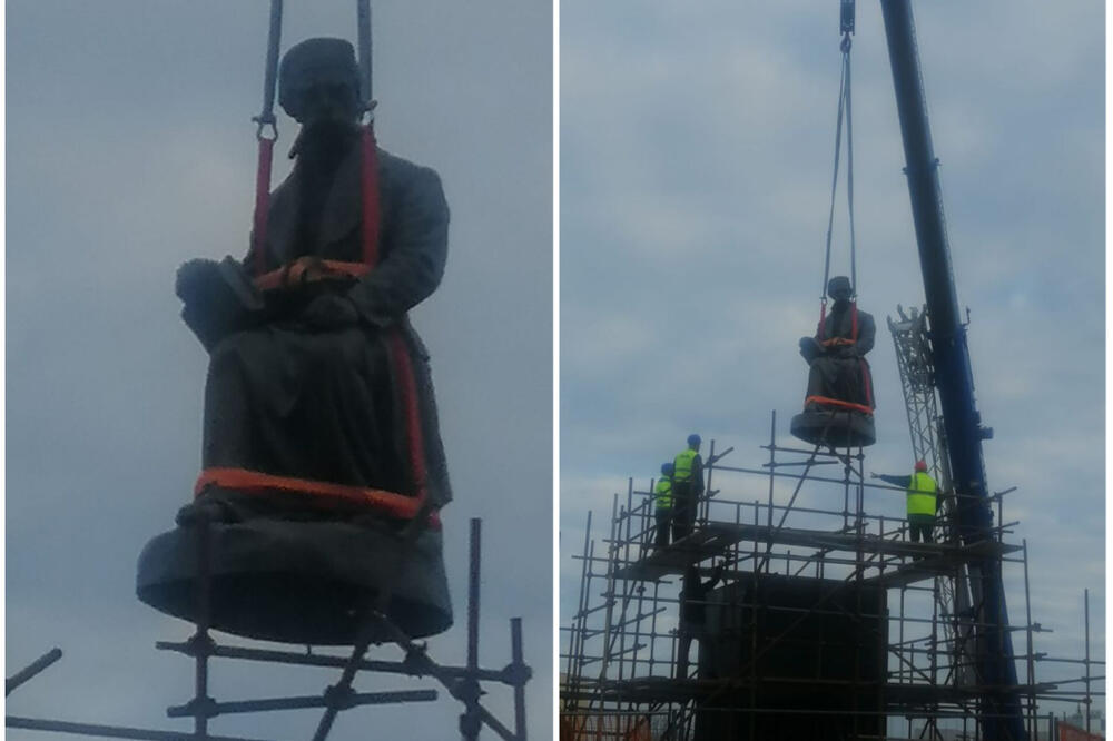VUKOV SPOMENIK VRAĆEN NA STARU LOKACIJU! Mesec i po dana nije bio u Beogradu, a ovako sada izgleda skulptura Vuka Karadžića (FOTO)