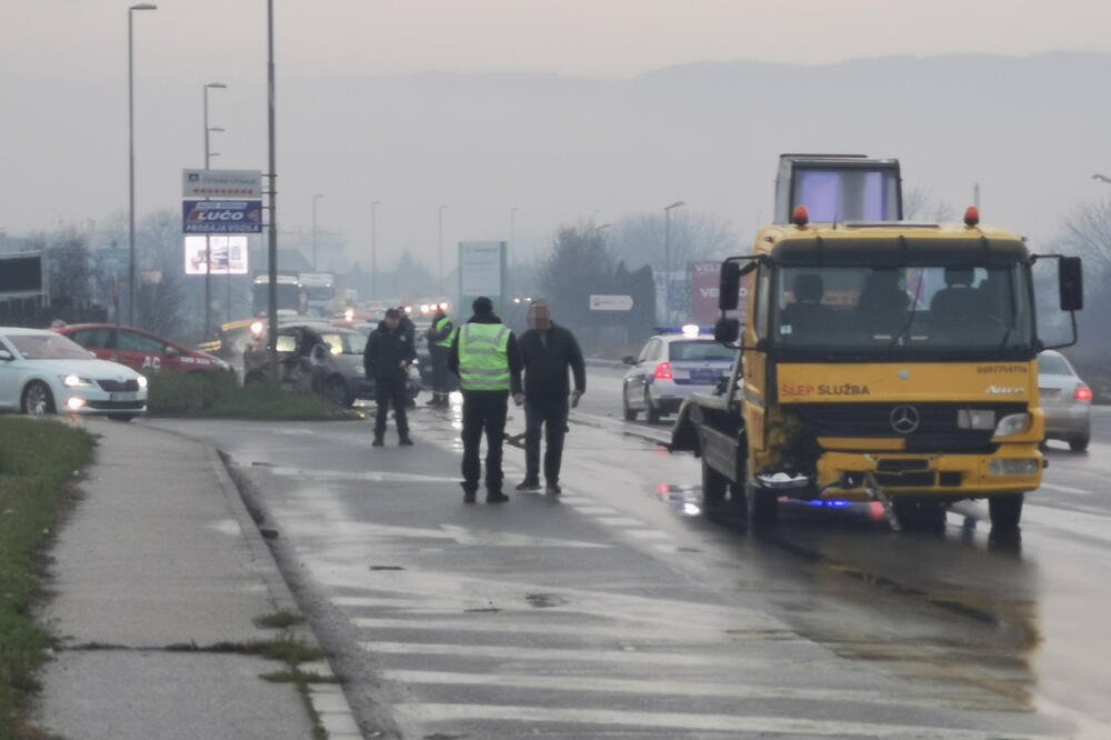 VATROGASCI VADILI ŽENU IZ SLUPANOG PUNTA: Ima mrtvih u sudaru automobila i vozila za šlepanje na obilaznici oko Čačka (FOTO)