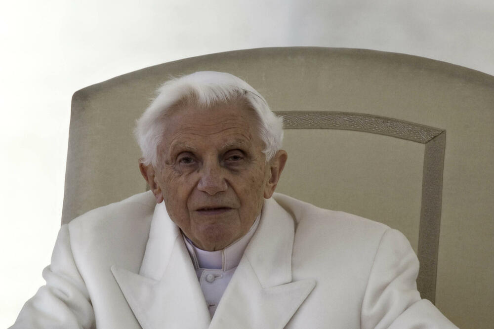 BLIŽI MU SE KRAJ ŽIVOTA? BIVŠI PAPA TEŠKO BOLESTAN: Papa Franja uputio NEOČEKIVANI apel, iz Vatikana se još ne oglašavaju