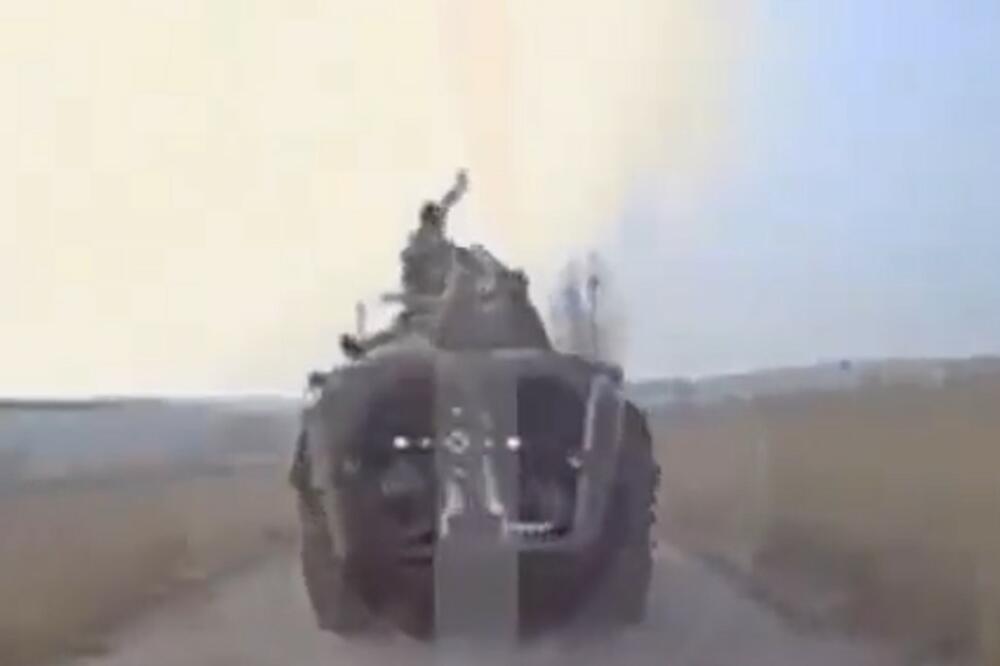 NISU IMALI GDE DA POBEGNU: Ukrajinski dron kamikaza se zabija u rusko vozilo, vojnik panično pokušava da ga obori (VIDEO)