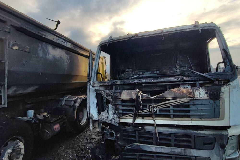 POŽAR NA BARIKADAMA NA KiM: Izgorele kabine kamiona u Mitrovici (FOTO/VIDEO)