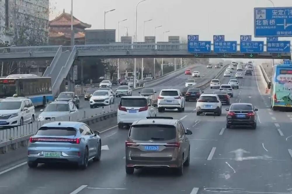 Gledaj! Peking obnovio normalan život, ulice pune ljudi (VIDEO)
