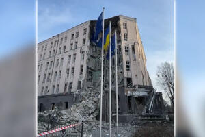 POGOĐEN HOTEL U CENTRU KIJEVA: Raketa raznela prednji deo zgrade! VIDEO