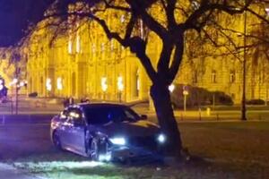 BMW-OM DIVLJAO PO ZAGREBU: Ušao u suprotni smer, udario motociklistu pa se zabio u drvo, a onda odšetao (VIDEO)