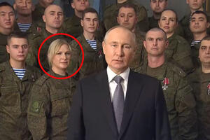 KO JE MISTERIOZNA PLAVUŠA SA PUTINOVOG SNIMKA: Vernica, mornarka ili oficirka ruske armije? Gde je predsednik tu je i ona VIDEO