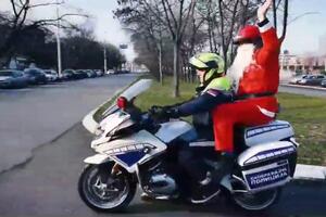 NEOBIČAN ZADATAK PRIPADNIKA MUP U PRAZNIČNIM DANIMA: Policajci pomogli Deda Mrazu da odnese paketiće svim mališanima!