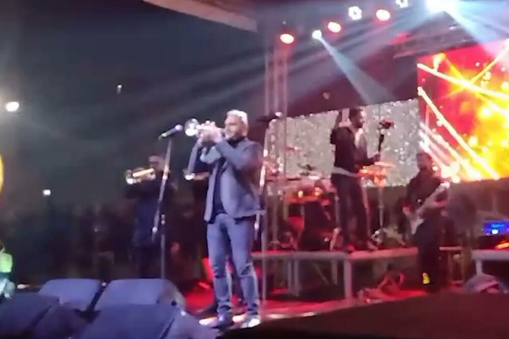 SLAVNI MUZIČAR POSLE 10 GODINA NASTUPIO U RODNOM GRADU: Dejan Petrović sa bendom napravio koncert za PAMĆENJE! (VIDEO)