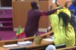 TRUDNU KOLEGINICU PRETUKLI U PARLAMENTU: Dvojica senegalskih opozicionara osuđena na kazne zatvora zbog skandaloznog nasilja