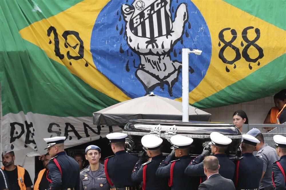 NEJMARA NA ŽESTOKOM UDARU BRAZILACA: Na sahranu Pelea POSLAO OCA! Njega NEMA, a niko ne zna zašto!