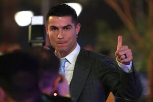 SPREMAN KAO ZAPETA PUŠKA! Ronaldo "zapalio" Instagram novom fotkom iz Saudijske Arabije, mišići PUCAJU a ženama NIJE DOBRO! FOTO
