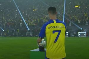 ERUPCIJA ODUŠEVLJENJA NA TRIBINAMA! Ovo se čekalo - Ronaldo istrčao na teren, navijači Al Nasra u potpunom TRANSU! VIDEO