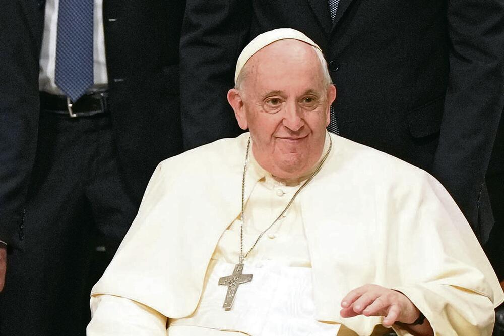 JOŠ SAM ŽIV: Papa Franja preživeo operaciju i izašao iz bolnice, sprema se za DALEK PUT