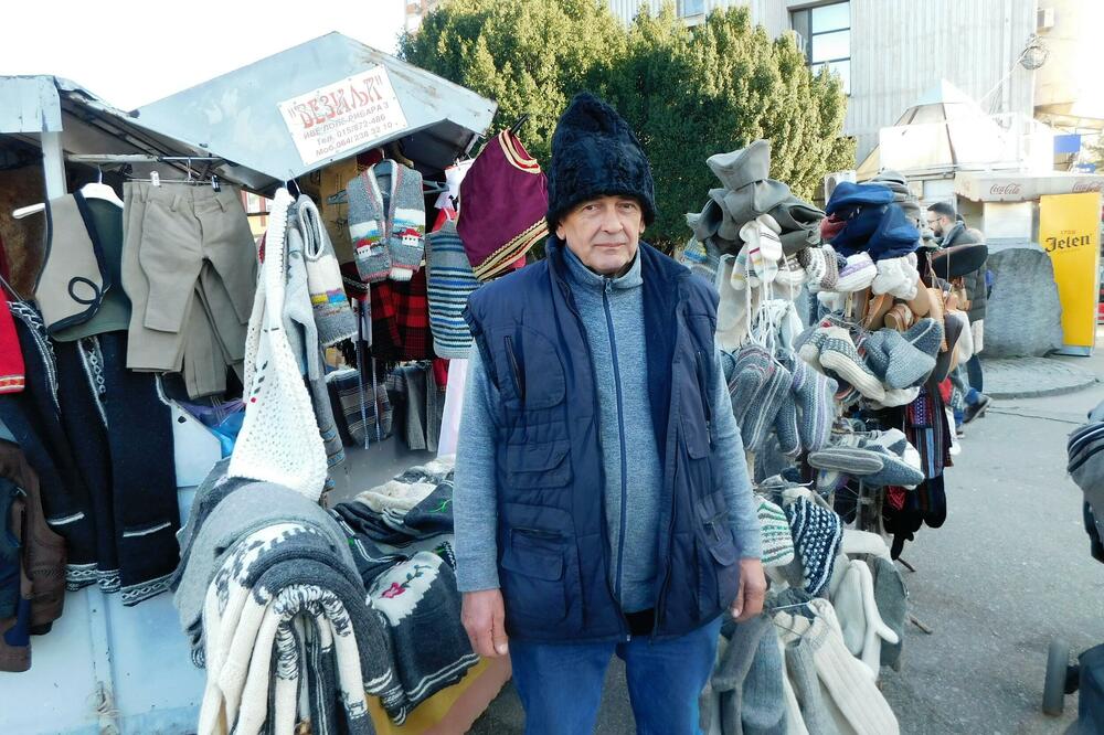 NIŠTA NE GREJE TAKO DOBRO KAO VUNA! Lozničanin Goran Gavrić ima rešenja za hladne dane, on ima vunenu odeću za baš svaki deo tela