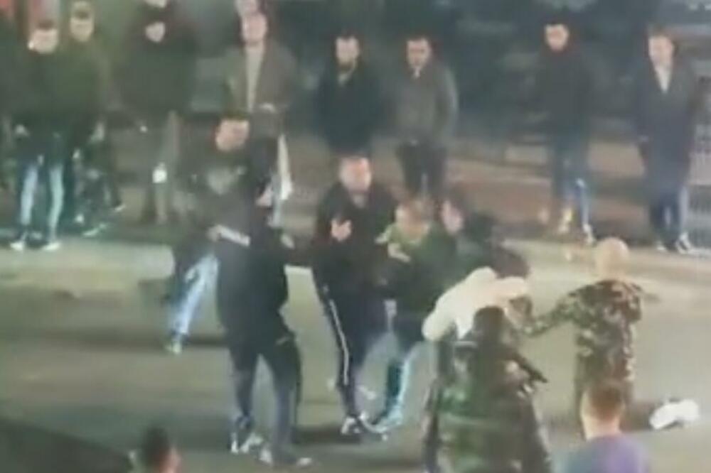 MASOVNA TUČA U CENTRU NOVOG PAZARA: Brutalan okršaj mladića ispred kafića, policija jedva uspeva da ih razdvoji, ULICA BLOKIRANA!