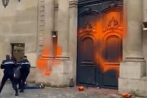 EKOLOŠKI DEMONSTRANTI OPET DIVLJAJU: Narandžastom bojom polili rezidenciju premijera Francuske (VIDEO)