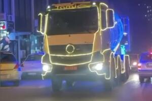 ALA GA JE OPRAVIO, SVAKA MU ČAST! Ovo je najlepši NOVOGODIŠNJI kamion u Srbiji, autoprevoznik IZDOMINIRAO ukrašenom "mečkom" VIDEO