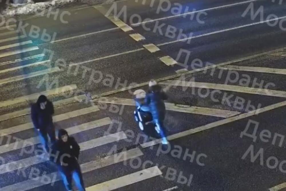 ČUDO JE SPASLO MAJKU I DETE: Moskovljanka prelazi ulicu i gura kolica, Porše u punoj brzni uleće i razbija dva vozila (VIDEO)
