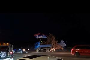 E, OVO JE BADNJAK! Vojvođani poranili po badnjak, okitili se srpskim barjakom a na drumu svi im trubili u znak pozdrava (VIDEO)