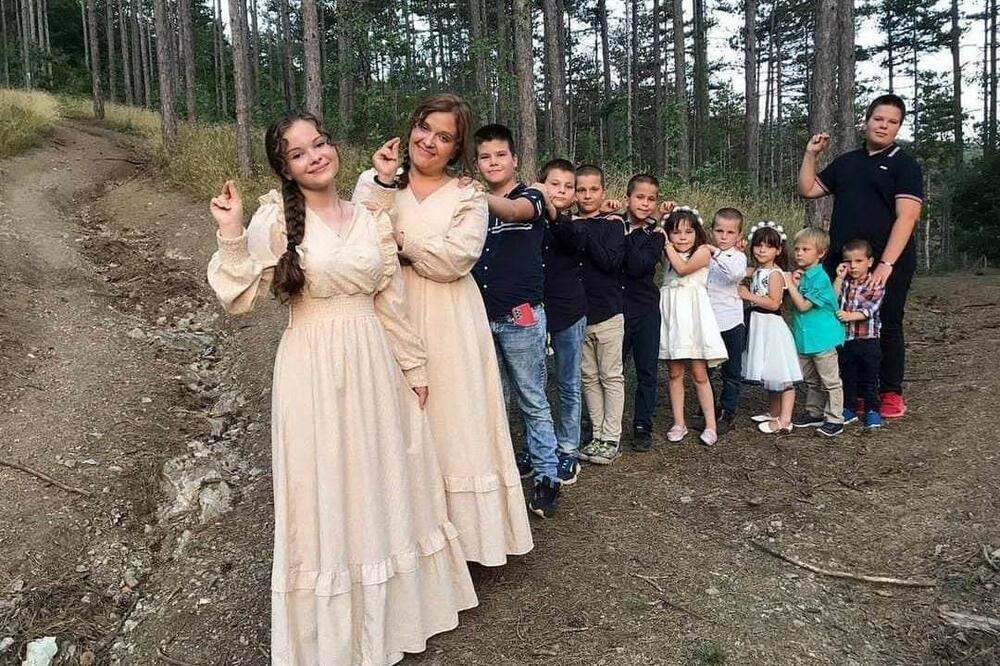 BOŽIĆ U DOMU KOVAČEVIĆA: Osmeh bogomajke koji srca greje! Srpska heroina, majka 11 dece posvetila pesmu Bogorodici!