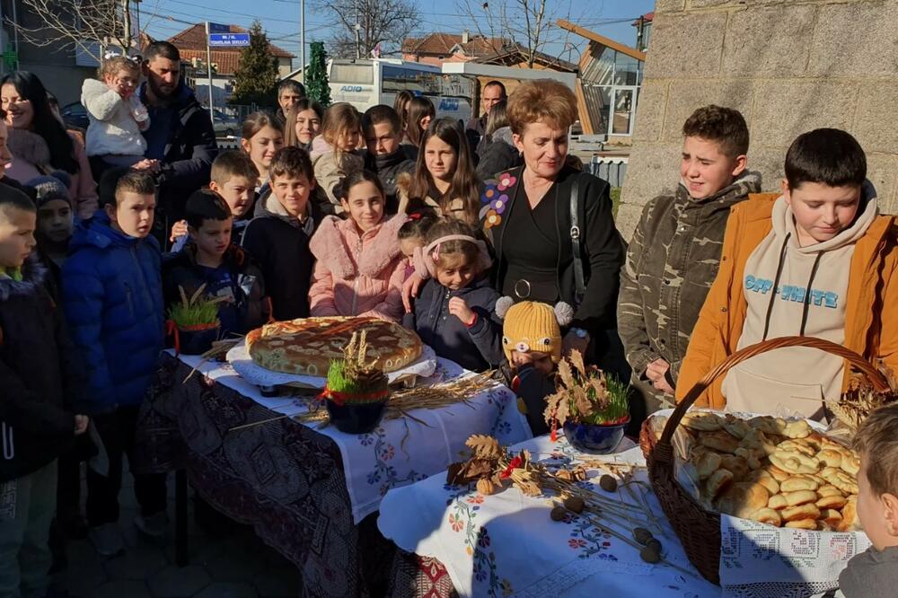 ZLATNICI, PASULJ, KUKURUZ, SUVO GROŽĐE I ŽITO: U Gračanici po prvi put na Božić organizovano lomljenje česnice!