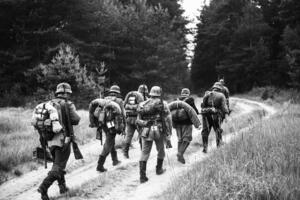 HOLANDSKO SELO POD OPSADOM LOVACA NA NACISTIČKO BLAGO: Traže plen koji su nemački vojnici zakopali pre 80 godina!