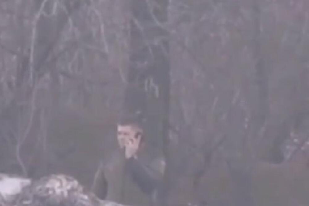 SNAJPERISTA NIJE IMAO MILOSTI: Vojnik ustaje iz rova, pali cigaru i telefonira TO MU JE BILO POSLEDNJE (UZNEMIRUJUĆI VIDEO)