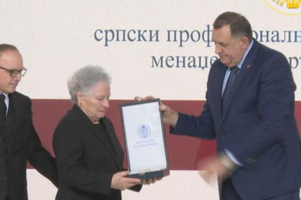 MIHAJLOVIĆ POSTHUMNO DOBIO ORDEN: Dodik Sinišinoj majci uručio Orden zastave Srpske sa zlatnim vencem