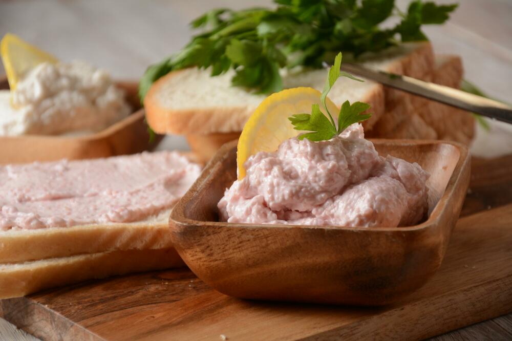 DOMAĆI NAMAZ KOJI ĆE OBOŽAVATI CELA PORODICA! Predlog za zdrav doručak: Sprema se BRZO i lako, a UKUS je prosto neodoljiv (RECEPT)