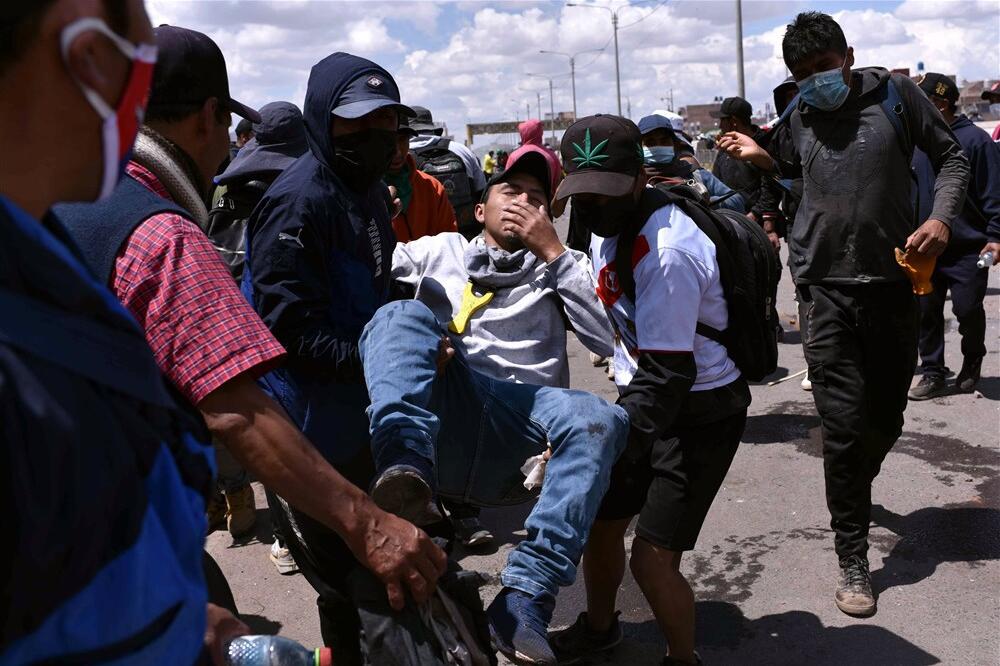 PERU KLJUČA, U NOVIM SUKOBIMA POGINULO NAJMANJE 17 LJUDI: Najžešći nemiri u gradu Hulijaka, povređeno skoro 70 osoba POLICIJA PUCA