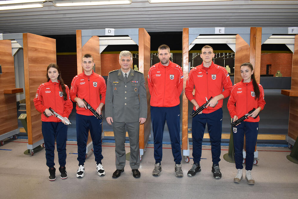 Pukovnik Dejan Kurtov sa članovima streljačke sekcije i olimpijcem Dimitrijem Grgićem