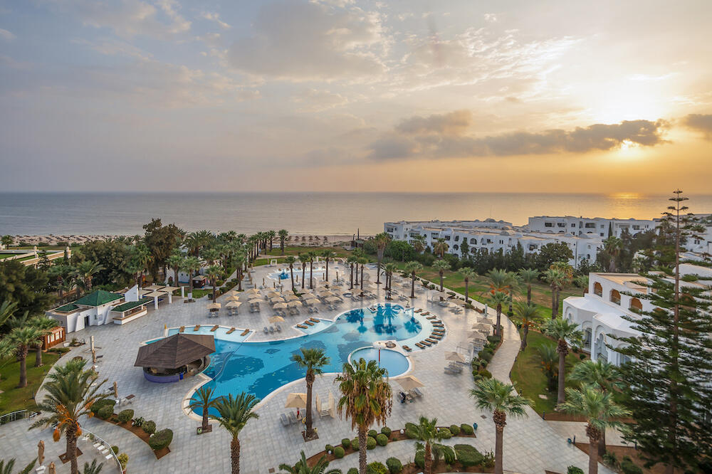 POVOLJNIJE CENE ZA REZERVACIJE SADA: Ovaj hotel na prelepoj plaži, nalazi se na odličnoj lokaciji za šetnje i večernje izlaske