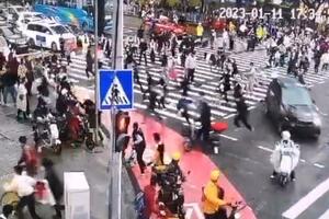 (UZNEMIRUJUĆE) GAZIO SVE PRED SOBOM, PA URADIO NEŠTO NEZAMISLIVO! Detalji stravične saobraćajke u Kini, ljudi ZGROŽENI (VIDEO)