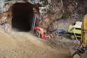 DRAMA TRAJALA 31 ČAS, SLOVENIJA ODAHNULA: Spasioci iz jame duboke 100 metara izvukli povređenu koleginicu!
