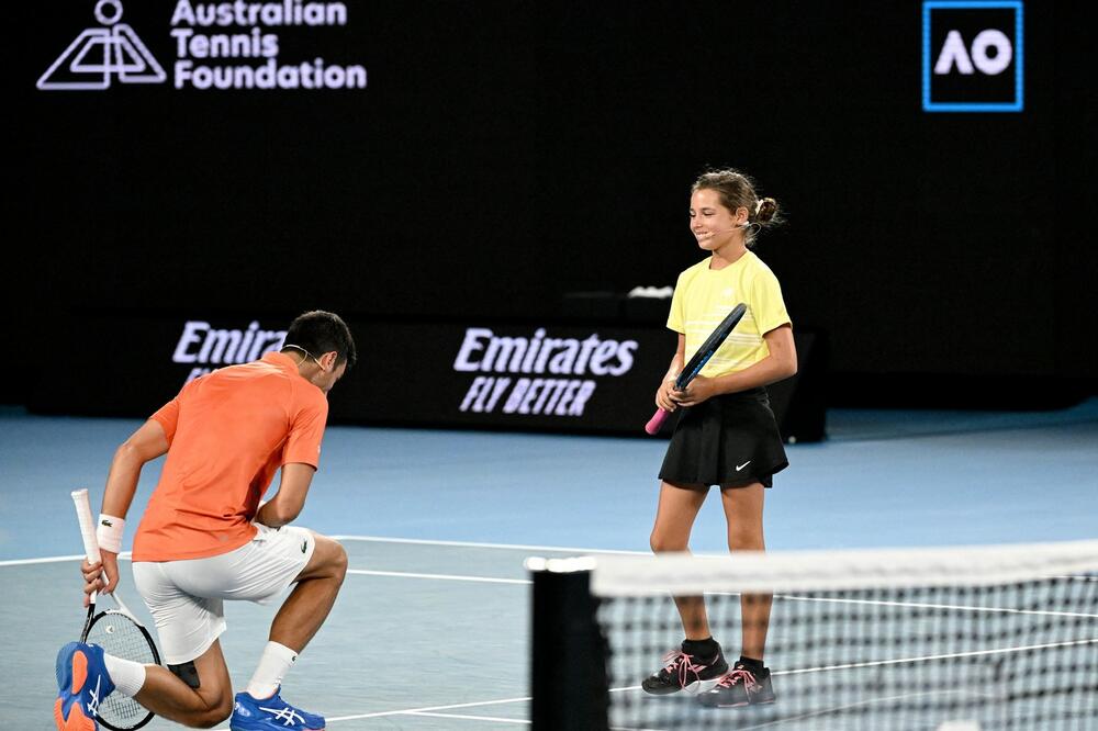 KO JE MLADA SRPKINJA KOJOJ SE ĐOKOVIĆ POKLONIO U MELBURNU? Ana (10) je budućnost tenisa, ODUŠEVILA je sve, a najviše Novaka (FOTO)
