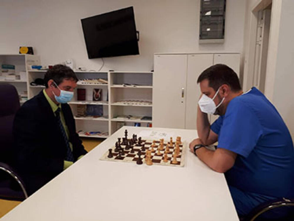 Dragan Živić i dr Radmilo Janković odigrali su partiju šaha pošto se Dragan malo oporavio 
