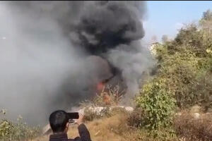 TRAGEDIJA U NEPALU: 16 putnika poginulo u padu aviona! Srušio se pri sletanju na aerodrom VIDEO