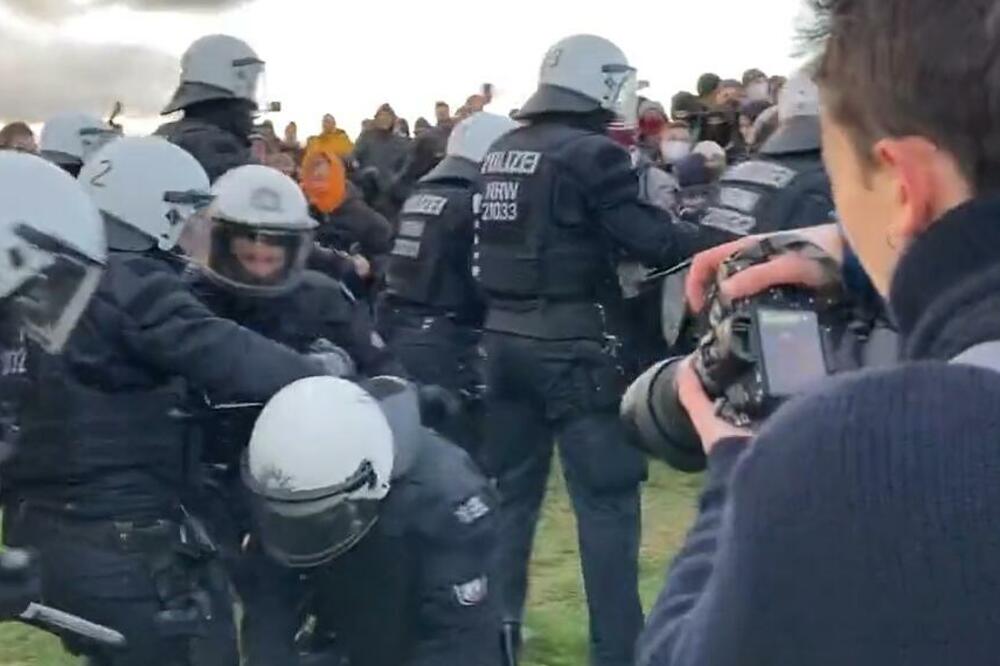 ŽESTOKA EKOLOŠKA BITKA ZA NEMAČKO SELO: U okršajima sa demonstrantima zbog širenja rudnika uglja povređeno 70 POLICAJACA (VIDEO)