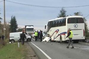 TEŠKE VESTI POSLE SUDARA NA IBARSKOJ: 1 poginuo, 5 povređenih, autobus polupan, pik-ap smrskan, kolone kilometarske (VIDEO)