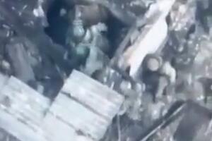 STRAŠNA SMRT STIGLA RUSKE VOJNIKE U ZAKLONU: Kad ih je otkrio ukrajinski dron, usledila je KANONADA (UZNEMIRUJUĆI VIDEO)