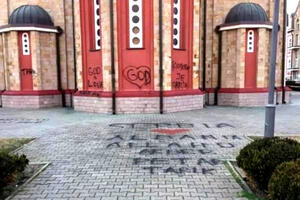 OSKRNAVLJENA CRKVA U KRAGUJEVCU: Preko fasade napisali grafite na ALBANSKOM! (FOTO)