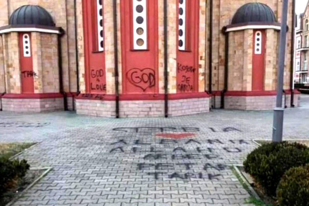 OSKRNAVLJENA CRKVA U KRAGUJEVCU: Preko fasade napisali grafite na ALBANSKOM! (FOTO)