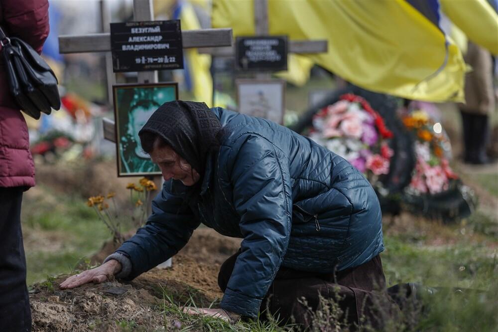 NEMA VEĆEG BOLA: Mnoge ukrajinske majke moraju same da pronađu svoje mrtve sinove na ratištu MESECIMA LEŽE NESAHRANJENI